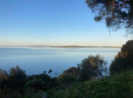 Pleasant Point Cottage Phillip Island、Rhyllのホテル