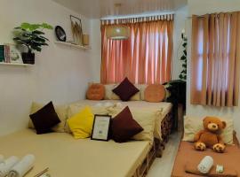 El Nissi Staycation, FAMILY & CONTEMPORARY CABIN, Adjacent Rooms, Enchanted Kingdom, hotel v destinaci Santa Rosa