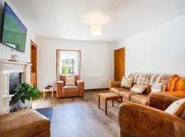 Spacious 3BR Cottage - Parking,Garden - Sleeps 6