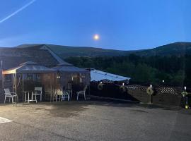 Llanwenarth riverside hotel, hotel in Gilwern