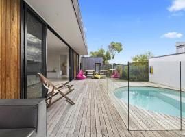Aqua Luna - Stylish Retreat by Koonya Ocean Beach, hotel in Blairgowrie