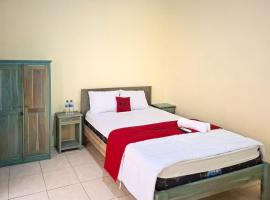 RedDoorz near Alun Alun Jepara, hotel v destinaci Kesembu