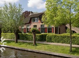 OV593 - 4P apartment in the heart of Giethoorn on the village canal, hotel en Giethoorn
