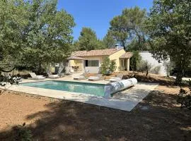 Sous les oliviers, Villa entière 6 personnes, climatisée, piscine chauffée en saison