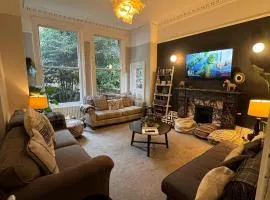 Deluxe Huge Detached House with Parking, sleeps up to 30 people, 2m from Liverpool City Centre