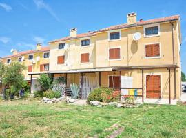 Vabriga Family Apartment with Pool, hotell i Tar