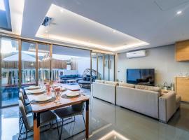 Luxury Pool Villa in Chalong, hotel ve městě Phuket