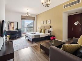 La Buena Vida Holiday Homes - Modern, Luxe & Spacious 4-Bed, Full Kitchen, near to Beach, Tram & Marina, Hotel in Dubai