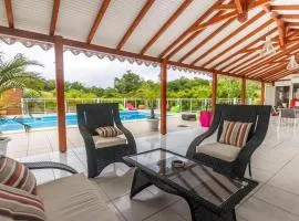 Maison lumineuse avec piscine au Moule