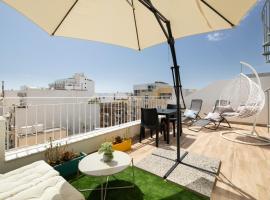 Sunlit Stylish Penthouse with Hot Tub - Close to Sliema Promenade, St Julian's & St Georges Bay, hotel v destinaci Gżira