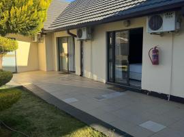 Jakaranda Guest House: Mahikeng şehrinde bir otel