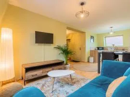 2 bedroom apartment near metro & shops