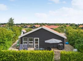 4 Bedroom Beautiful Home In Væggerløse, hotelli kohteessa Bøtø By
