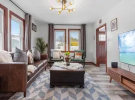 Renovated 6BR 2BA AC home and Game Room