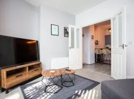 Stylish Cosy Two Bed Apartment - Coast Location