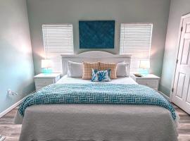 Eye-catching Property w/ Picturesque Coastal Views，位于格尔夫海岸的酒店