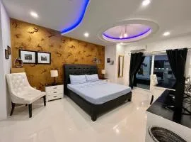 Sheryll Escapes - Kandi Palace Grand 2 BR! Housekeeping, Internet!