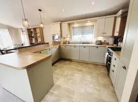 2 Lakeside, Luxury lodge with private garden & parking