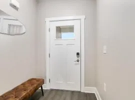 Modern 8BR 8BA Condo w Garage and Patio
