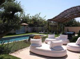 charming villa with heated pool, 14 people, located in aureille, near les baux de provence, in the alpilles, hotel in Aureille