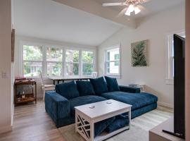 Newly Renovated Duplex, Upper Unit, 4th row from the beach, hotel in Hilton Head Island
