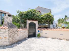 Apartments Natasa, pet-friendly hotel in Supetar