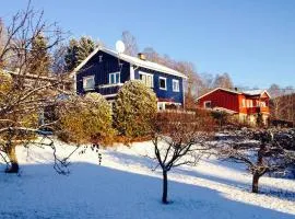Mountain view Apartment near Oslo: bedroom, lounge, kitchen and bathroom. Flat in Rykkinn