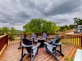 Charming Hill Country Retreat with Hot Tub
