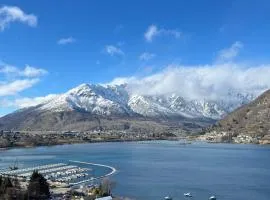 Stunning Lakeview Holiday House Queenstown