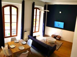 BIG FLAT - LE CALA - City Center - 4 Bedrooms, Sleeps 13, Near Beach, Train Station, Parking, WIFI, Air Conditioning I GROUP I BUSINESS I FAMILY, hotel v Nice