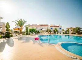 Sunny and family friendly apartment at the pool