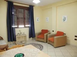 Cozy 2 Bedroom Apartment 10 Min walk to center