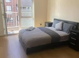 4 Bed House - Sleeps 8 - Wifi - Parking