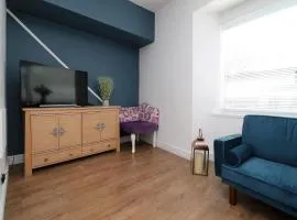 5 Bed House - Sleeps 16 - Parking - Wifi