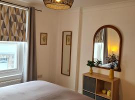 Beautiful Apartment 3 Mins To The Beach, hotel in St. Leonards