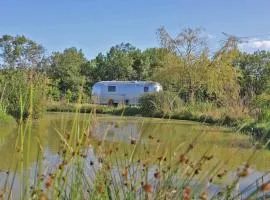 Caravane Airstream bord de lac
