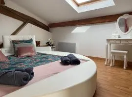 My Love Room avec balnéo privative & déco romantique by BoookingFuté