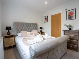 Emirates House, Luxe 5 Bed, with King sized Beds, next to Aiport & NEC, JLR 5 mins