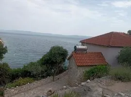 House 3 meters from the sea, isolated place ,on sunniest Island Hvar,South side,crystal clear sea