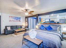 Remodeled Studio Condo Family Friendly Area, hotel v destinaci Elmwood Park