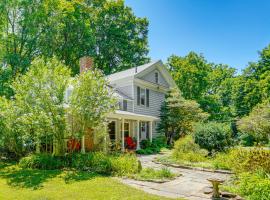 Historic Catskills Farmhouse Ski, Hike and Relax!, hotel v destinaci Catskill