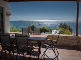 Thalassa Beach front villa - infinite sea view, hotel v destinaci Loutrá Elevtherón