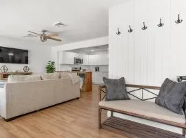 Spacious 2 bedroom just a 2 min walk to the beach!