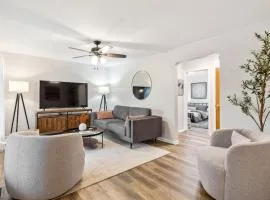Comfort & Style - Mins to CLE Clinic - Family Friendly
