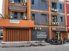 RedDoorz at Luxury Homestay near Aloha Waru Surabaya