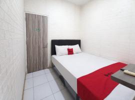 RedDoorz at Luxury Homestay near Aloha Waru Surabaya – hotel w mieście Sidoarjo