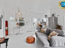 Adrift - Pet-friendly - 5 min Walk to Bay - Rustic Charm