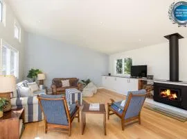 The Cabin - Waterfront with Fireplace - 5 mins to the Bay