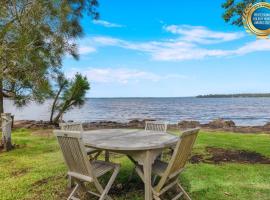 The Waterfront House - Pet Friendly - Absolute Waterfront, familiehotel i Erowal Bay