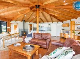 Hidden Orchard - Pet Friendly - 4 Mins Walk to Beach
